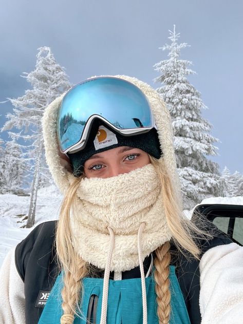 Ski Gear Aesthetic, Snow Boarding Hairstyles, Ski Goggles Outfit, Snow Boarding Outfits, Snowboarding Outfit Aesthetic, Ski Photo Ideas, Ski Outfit Aesthetic, Women Snowboarding Outfits, Snowboard Outfits