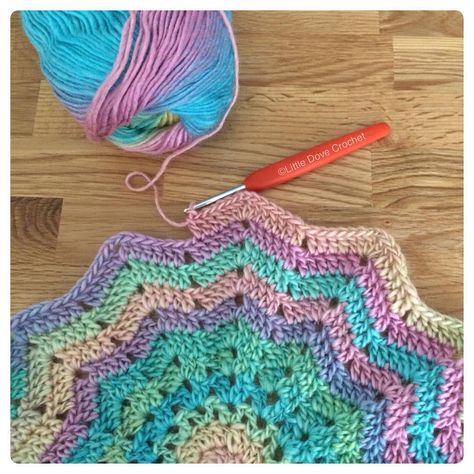 How to do a ripple pattern Crochet Blanket Afghan, Variegated Yarn, Baby Blanket Crochet Pattern, Crochet Stitches Patterns, Crochet Blankets, Yarn Projects, Crochet Rug, Afghan Crochet Patterns, Baby Blanket Crochet