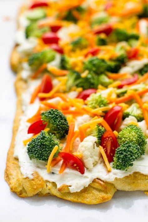 Veggie Pizza is the ultimate party food: Always a hit, never any leftovers! It's also the tastiest way to eat vegetables, ever. #vegetables #veggiepizza Cold Vegetable Pizza, Vegetable Appetizer, Cold Veggie Pizza, Pizza Appetizer, Cold Pizza, Pizza Photography, Veggie Pizza Recipe, Party Pizza, Appetizer Party