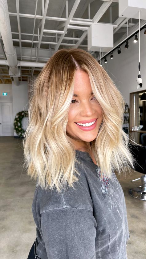 Golden Blonde Root Smudge, Short Face Frame Haircut, Short Blonde With Dark Roots, Warm Rooted Blonde, Blonde Lob Round Face, Honey Blonde Root Smudge, Golden Blonde Hair Short, Shoulder Length Balayage Blonde, Blonde Balayage Shoulder Length