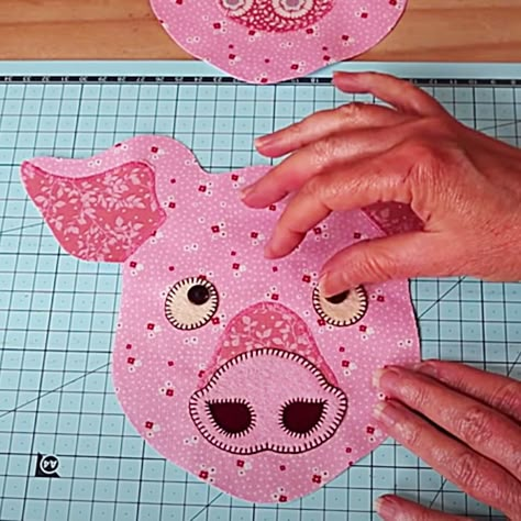 Patchwork Pig Pattern, Pig Patterns To Sew, Pig Pillow Diy, Pig Applique Pattern Free, Pig Crafts For Adults, Pig Crafts Diy, Sewing Animal Patterns Free, Cow Quilt Block Pattern Free, Stuffed Pig Pattern Sewing Free