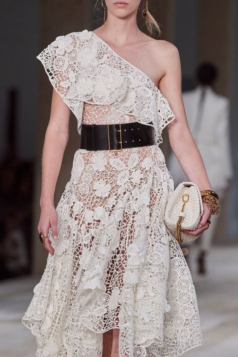 Alexander McQueen Spring 2020 Ready-to-Wear
https://www.vogue.com/fashion-shows/spring-2020-ready-to-wear/alexander-mcqueen/slideshow/detail#55 Crocheted Fashion, Crochet Fashion Trends, Detail Couture, Summer Dress Patterns, Mode Crochet, Amazing Crochet, Boss Life, Crochet Clothes Patterns, Street Style Inspiration