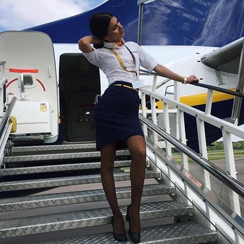 Cabin Crew Beauties (@cabin_crew_beauties) • Instagram-foto's en -video's Ryan Air, Job Dream, Beauty Cabin, Stewardess Uniform, Flight Attendant Fashion, Flight Attendant Life, Feminine Skirt, Air Flight, Women's Uniforms