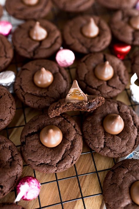 Chocolate Blossom Cookies are a soft, pillowy chocolate cookie topped with a Hershey's Kiss. This is a chocolate twist on the classic Peanut Butter cookie. Chocolate Blossom Cookies, Blossom Cookies Recipe, Chocolate Blossoms, Peanut Blossom Cookies, Graze Boxes, Chocolate Kiss Cookies, Hershey Kiss Cookies, Peanut Butter Kiss Cookies, Cooking With Karli