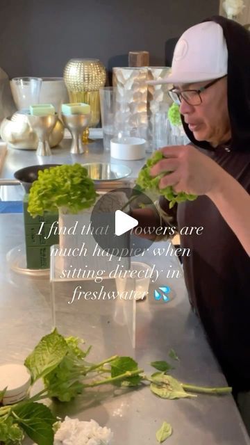 FLORAL DESIGN & WORKSHOP 🇺🇸🇵🇭 on Instagram: "Flowers stay fresher and happier for a longer period when arranged in direct water rather than in floral Oasis . Foam can potentially clog stem pours . Hindering the flower’s ability to fully hydrate .This may affect their overall freshness and longevity . 💦🌼🌿🍃🌱 . . . #freshflowers #longlastingfreshness #flowerpower #dailyinspiration #flowerfoam #frahflowerfoam #jun_pinon" Floral Foam Arrangements, Oasis Arrangements, Oasis Flower Arrangements, Large Vase Arrangements, Oasis Foam, Wet Foam, Design Workshop, Instagram Flowers, Fresh Flowers Arrangements