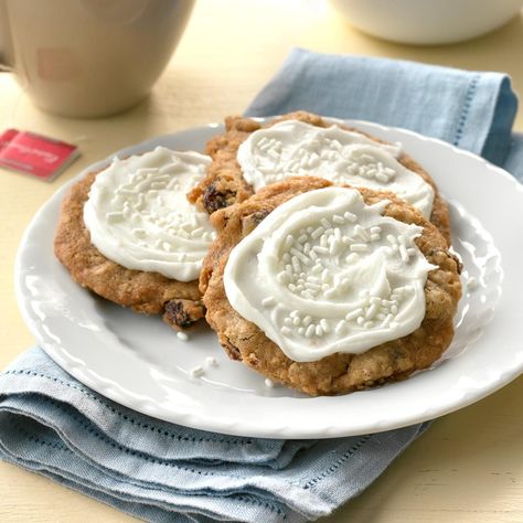 Frosted Oatmeal Cookies Frosted Oatmeal Cookies, Desserts Potluck, Cookie Recipes Oatmeal Raisin, Oatmeal Cream Pies, Potluck Desserts, Impressive Desserts, Easy Oatmeal, Oatmeal Cream, Oatmeal Cookie Recipes