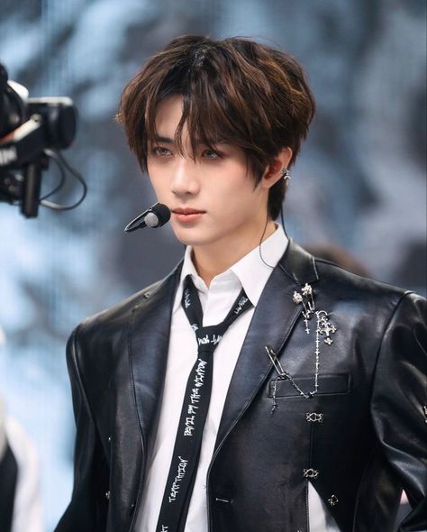 txt beomgyu devil by the window performance #txt #beomgyu #moa Choi Beomgyu, Txt Beomgyu, Pop Photos, Concert Fits, Tomorrow X Together, Blue Springs, Pop Bands, Emo Boys, Korean Men