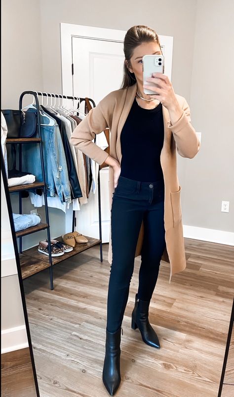 Camel Duster Cardigan, Long Tan Sweater Outfit Cardigans, Long Cardigan Summer Outfit, Light Tan Cardigan Outfit, What To Wear With Long Cardigan, Outfits With Tan Cardigan, Coat Cardigan Outfit, Beige Coatigan Outfit, Beige Duster Cardigan Outfit