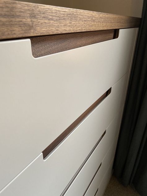 Handless Kitchen Drawers, Handless Drawers, Downstairs Kitchen, Handleless Cabinets, Cabinets Design, Handleless Kitchen, Cabinet Detailing, Wardrobe Door Handles, Built In Cabinet