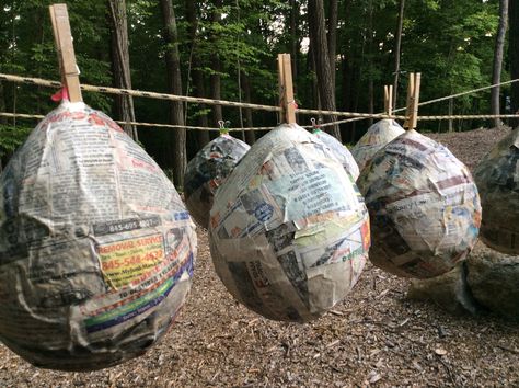 Hanging dinosaur eggs to dry before we fill and paint them for dinosaur birthday party. Diy Dinosaur Decor Party Ideas, Dinosaur Egg Hunt, Dinosaur Decorations, Jurassic Park Birthday Party, Diy Osterschmuck, Dinosaur Birthday Theme, Jurassic Park Birthday, Dinosaur Party Supplies, Dinosaur Birthday Party Decorations