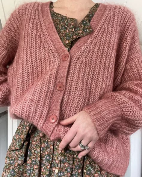 Crochet Inspiration Ideas, Yarn Patterns, Crochet Cardigans, Crochet Inspiration, Pink Cardigan, Midi Skirts, Inspiration Ideas, Free Crochet, Winter Outfits