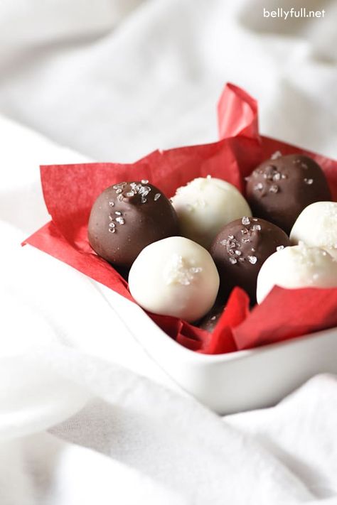 These scrumptious Eggnog Cake Balls are a perfect little treat that can be made up to a week ahead of time. They are sure to be a hit at your next holiday party! Eggnog Cake, Cake Ball Recipes, New Year's Desserts, 50th Cake, Eggnog Recipe, Cookie Pops, Snack Treat, Different Cakes, Cookies Christmas