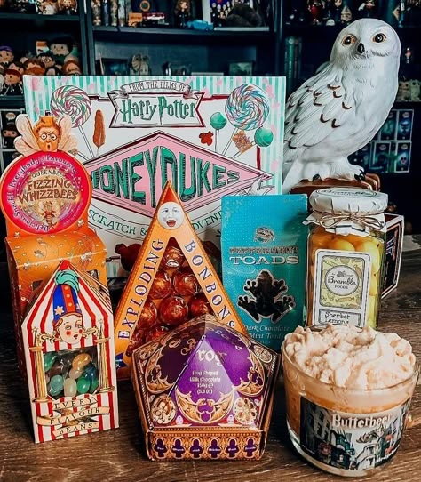 Harry Potter Candies, Honeydukes Aesthetic, Harry Potter Collection Display, Harry Potter Inspired Birthday, Hogwarts Food, Harry Potter Honeydukes, Harry Potter Display, Honey Dukes, Harry Potter Candy