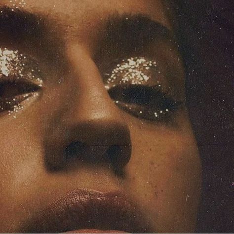 Stargirl Makeup, Kat Hernandez, Glitter Eyeshadow Makeup, Glitter Tumblr, Gold Aura, Golden Brunette, Golden Aura, Brunette Aesthetic, Models 90s