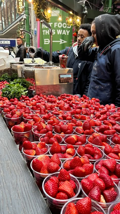 Borough Market London Strawberries, London Markets Borough, Food Market London, Borough Market Food, London Borough Market, London Story Instagram, London Instagram Story, Spring In England, London Life Aesthetic