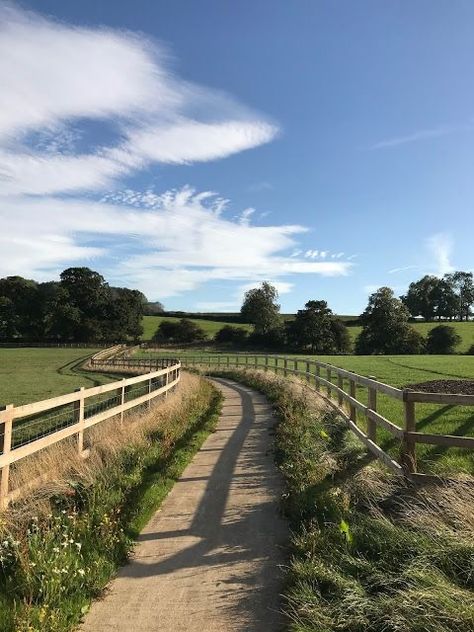 English Stables Aesthetic, Countryside House Farmhouse, Farmhouse England, Farmhouse On Land, Uk Farmhouse, Barn Landscaping, Countryside Farmhouse, Farm Property, Farmhouse Yard