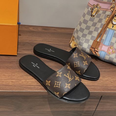 Luxury Bags Louis Vuitton, White Gucci Bag, Louis Vuitton Aesthetic, Louis Vuitton Slippers, Handmade Shoes Pattern, Lv Slippers, Telfar Bags, Louis Vuitton Heels, Gucci Handbags Outlet