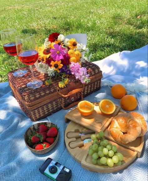 Picnic Date Food, French Picnic, Picnic Birthday Party, Picnic Inspiration, Picnic Birthday, Garden Party Birthday, Picnic Date, Picnic Time, Picnic Food