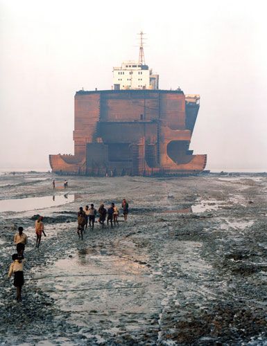 Edward Burtynsky Ship Breaking, Cargo Ship, Abandoned Ships, Shipwreck, Documentary Photography, Photojournalism, Abandoned Places, Landscape Architecture, The Ocean