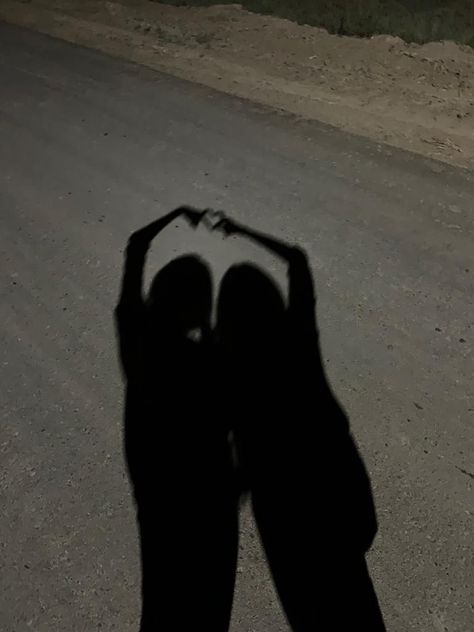 Duo Shadow Pic, Shadow Besties Aesthetic, Bff Shadow Pictures, Best Friends Photos No Face, No Face Friend Pictures, Bestie Shadow, Close Friends Aesthetic, Best Friends Aesthetic Faceless, Ilayda Core