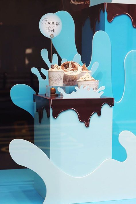 Window Displays on Behance. Escaparate creativo para mejorar tus fotos de producto. Ice Cream Display, Window Display Retail, Decoration Vitrine, Summer Window, Visual Merchandising Displays, Store Window Displays, Window Display Design, Store Windows, Pop Display