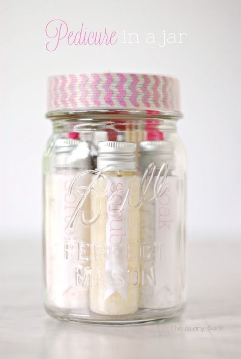 Pedicure In A Jar :: DIY Gifts in a Mason Jar #GiftIdea Spa In A Jar, Mason Jar Gift, Mason Jar Christmas Gifts, Diy Kosmetik, Christmas Crafts For Adults, Christmas Mason Jars, Mason Jar Crafts Diy, Mason Jar Gifts, Christmas Jars