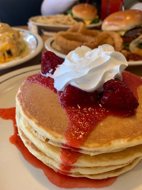 Pancake Diner Aesthetic, Ihop Pancakes Aesthetic, Pancake House Aesthetic, Canadian Pancakes, Cafe Pancakes, Ihop Breakfast, Pancake Restaurant, Classy Food, Ihop Pancakes