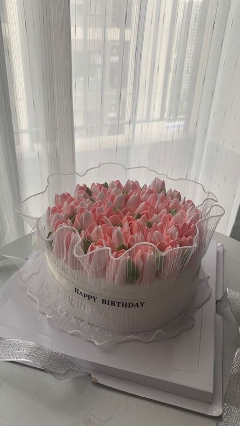 Tulip Cake Aesthetic, Cake With Tulips Flower, Tulips On Cake, Soft Cake Aesthetic, Birthday Cake Flowers Elegant, Tulip Birthday Party, Tulip Cake Ideas, Pretty Cakes Aesthetic, Tulip Cake Design