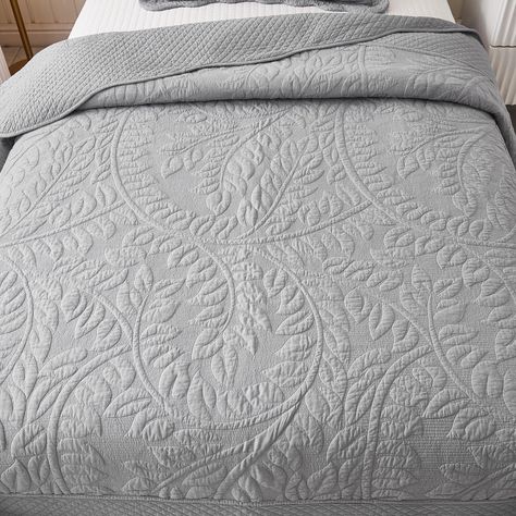 Oversized King Bedspreads, Bed Quilts Queen, Modern Bedspread Ideas, White Quilted Bedspread, Queen Comforter Sets For Couples, Coverlet Bedding Ideas, Farmhouse Quilt Bedding, Neutral Colored Quilt, Bedspread Ideas