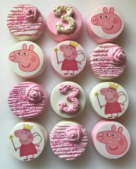 Peppa Pig Oreos 🐷🌸 Peppa Pig Birthday Treats, Peppa Pig Cupcakes Ideas, Peppa Pig Treats, Peppa Pig Cake Pops, Peppa Pig Cupcake, Pig Cake Pops, Cupcakes Kids, Peppa Pig Cupcakes, Sweet Business