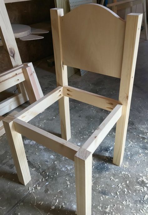 How to Build a DIY Kids Play Table and Chairs--Free Building Plans Diy Kids Chair, Recycle Furniture, Kids Woodworking Projects, Diy Kids Table, Wood Chair Diy, Chairs Diy, Kids Play Table, Diy Kids Furniture, Woodworking Shop Plans