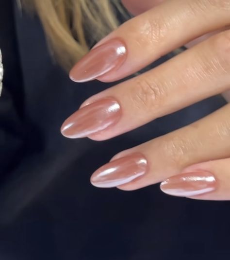 Clean Nail Acrylics, Pearl Shine Nails, Feminine Nails Classy Almond, Nails Olive Skin Tone, Sns Dipping Powder Nails Summer 2023, Coral Pearl Nails, Peach Pearl Nails, Nail Chrome Ideas, Peachy Chrome Nails