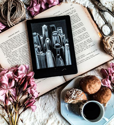 Ebook Reader Aesthetic Ipad, Kindle Photography Ideas, Kindle Tiktok, Arabic Kaligrafi, Kindle Bookstagram, Kindle Aesthetic, Bookstagram Aesthetic, Book Flatlay, Jonathan Franzen