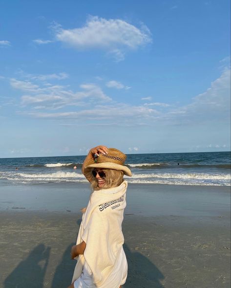 Bachelorette beach pic inspo Tybee Island Bachelorette, Beach Bachelorette Aesthetic, Newport Bachelorette, Hamptons Bachelorette, Beachy Bachelorette, Marthas Vinyard, Coastal Bachelorette, Charleston Bachelorette Party, Beach Bach