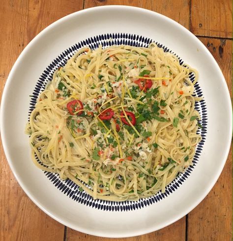 Pastas like this have always been my favourite, just those simple but perfect flavour combinations. I used a tin of white crab meat here (£1 in Home Bargains so definitely the cheaper option!) but it would be even lovelier I'm sure with fresh crab if you can get it!  // Tinned Crab Recipes, Crab Linguini, Crab Pasta Recipes, Crab Linguine, Chilli Crab, Flavour Combinations, Crab Pasta, Crab Meat Recipes, Linguine Pasta