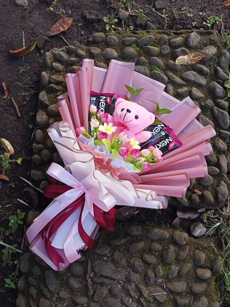 Warna pink Bucket Snack Pink, Buket Graduation, Bucket Balon, Snack Bucket, Snack Bouquet, Pink Snacks, Flower Bouquet Diy, Gifts Wrapping Diy, Flower Boutique