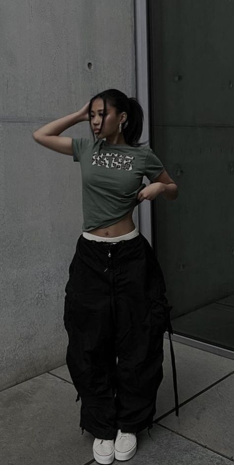 Hip Hop Fashion Aesthetic, Gangster Girl Aesthetic Outfits, 90s Gangster Outfits, Female Streetwear Outfits, Black Streetwear Outfit, Ways To Style Sweatpants, Street Dance Outfit, Prunus Mume, Looks Hip Hop