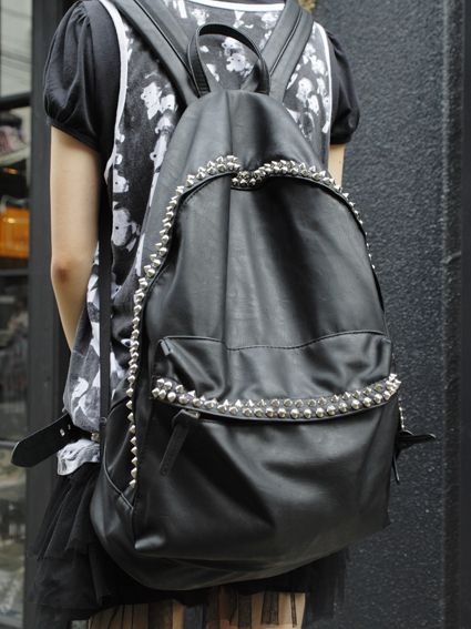 (10) Me gusta | Tumblr Gothic Backpacks, Rocker Fashion, Hipster Goth, Skull Handbags, Daycare Attendant, Studs Diy, Grunge Accessories, Studded Backpack, Diy Backpack