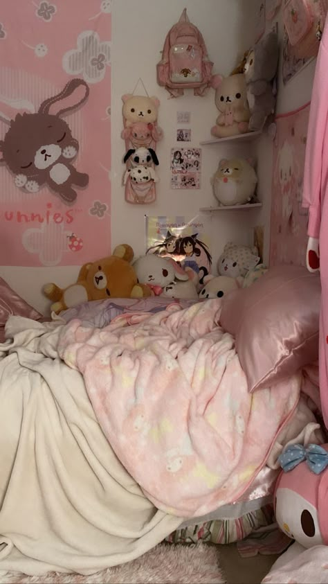 room ideas cute kawaii sanrio core Sugarbunnies mymelody Moppu lakka k-on pink thme kawaii comfy gloomybear Kawaii Room Inspo Korean, Kawaii Room Layout, Small Kawaii Bedroom, Rilakkuma Room Decor, Kawaii Room Wallpaper, Rilakkuma Bedroom, Cute Core Bedroom, Kawaii Core Room, Kawaiicore Bedroom