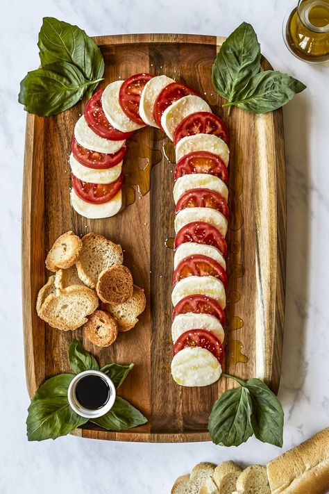 Caprese Candy Cane Board Beautiful Christmas Desserts, Fruits Decoration, Best Christmas Desserts, Decorações Com Comidas, Charcuterie And Cheese Board, Charcuterie Recipes, Holiday Appetizers, Christmas Party Food, Christmas Snacks