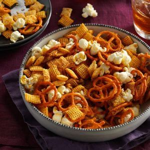 34 Recipes to Bring to Bible Study Cheesy Snack Mix, Cheesy Snack Recipes, Genius Foods, Cheesy Snacks, Party Mix Recipe, Snack Mix Recipe, Muddy Buddy, Study Snacks, Cheesy Snack