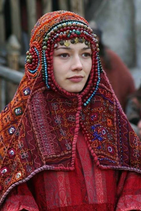 Bourne Supremacy, Russian Clothing, Folk Dresses, Russian Fashion, Historical Costume, Folk Costume, People Of The World, World Cultures, Traditional Costume