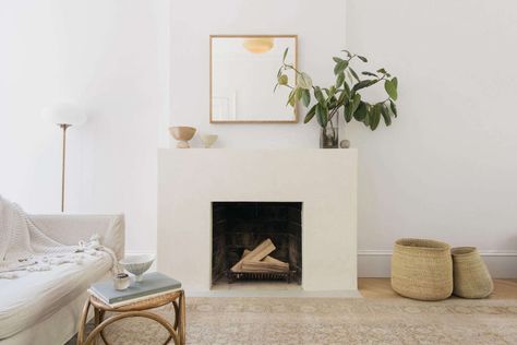 10 Examples of Contemporary, Minimalist Fireplaces from the Remodelista Archives Plaster Fireplace, Federal Style House, Minimalist Fireplace, Free Standing Cabinets, Interior Minimalista, Contemporary Fireplace, White Oak Floors, New York Apartment, Wall Finishes