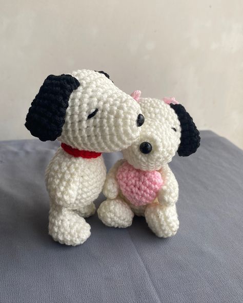 Crochet Boyfriend Gift, Free Snoopy Crochet Pattern, Disney Soz Crotchet, Crochet Snoopy Free Pattern Amigurumi, Couple Keychain Crochet Ideas, Crochet Snoopy Keychain, Crochet Snoopy, Crochet Artist, Cute Ferrets