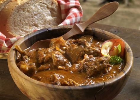 If you fancy a beef stew, this recipe which calls for red wine, honey, spices and breadcrumbs has a great medieval flavour, enhanced by ground almonds. Red Wine Beef Stew, Medieval Food, Viking Food, Medieval Recipes, Ancient Recipes, Yellow Foods, Food History, Minced Meat, Ground Almonds