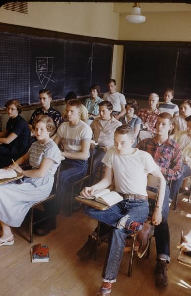 New Trier High School, 1950 by Alfred Eisenstaedt, these hopeful young things are now old or dead , what a sad thought ! 1950s Aesthetic, 50s Aesthetic, Alfred Eisenstaedt, Teddy Boys, Vintage School, Photo Vintage, Vintage Life, Vintage Magazine, Rock Roll