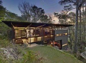 Island House - prefabricated modular house on a steep site (1) House On Slope, Pole House, Slope House, Skillion Roof, Wild Man, Hillside House, House On Stilts, Island House, Timber House