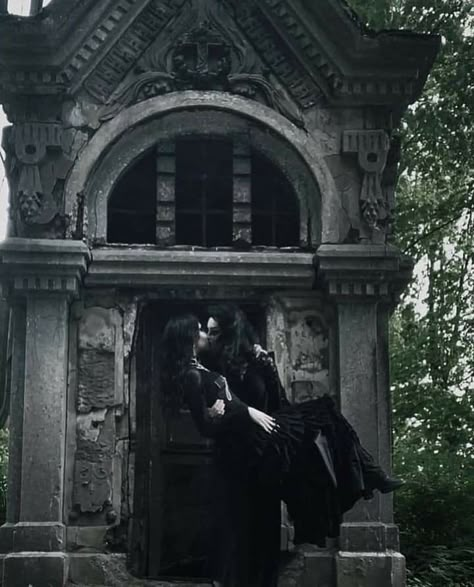 Cute Goth Couples, Romantic Goth Couple, Goth Lesbian Couple Aesthetic, Graveyard Wedding Photos, Lesbian Goth Outfits, Cemetery Couple Photos, Gothic Lesbian Wedding, Sapphic Goth, Goth Wedding Photos