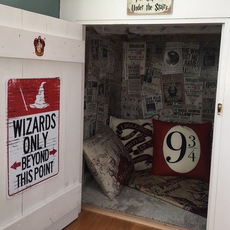 Image Harry Potter Reading Nook, Harry Potter Playroom, Harry Potter Closet, Stairs Playroom, Closet Under The Stairs, Cupboard Under The Stairs, Under Stairs Nook, Stairs Diy, Stair Nook