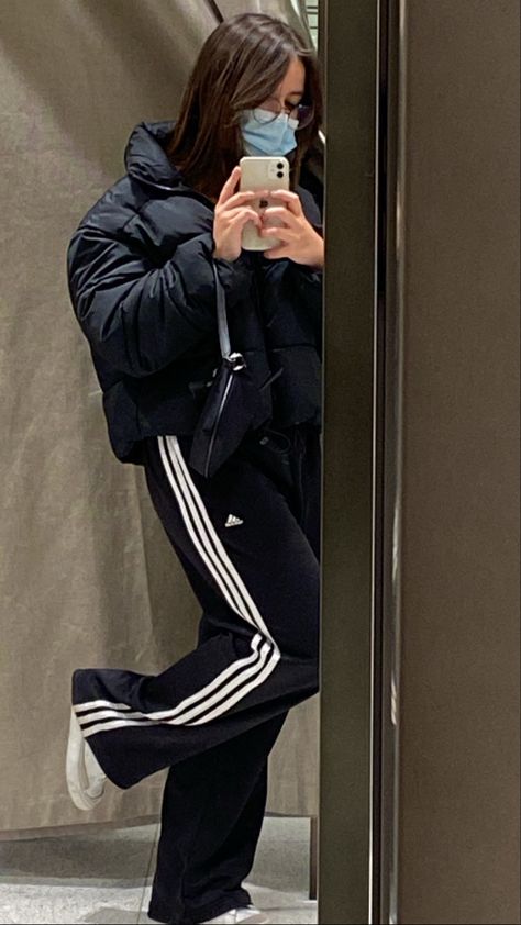 Wide Leg Pants Adidas, Korean Track Pants Outfit, Adidas Track Pants Outfit Aesthetic, Track Pants Outfit Aesthetic, Adidas Track Pants Outfit, Black Adidas Tracksuit, Sweat Set Outfits, Adidas Pants Outfit, Track Pants Outfit